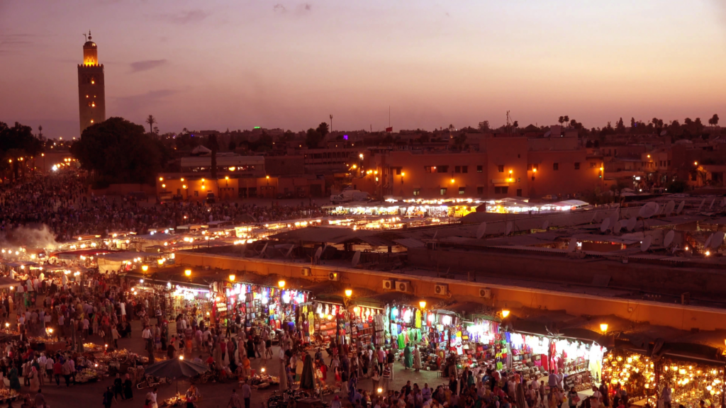 Plac Jemaa el Fna wieczorem w Marrakeszu