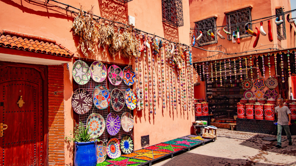 Suk w Marrakeszu i kolorowe stragany
